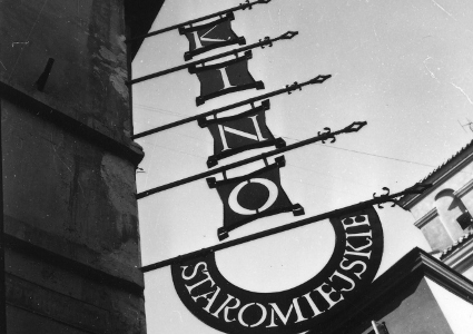 fot. Jan Trembecki / Reklama Kina Staromiejskiego wykonana w metalu według projektu artysty plastyka P. Podciechowskiego. Fot. z dnia 21 października 1969