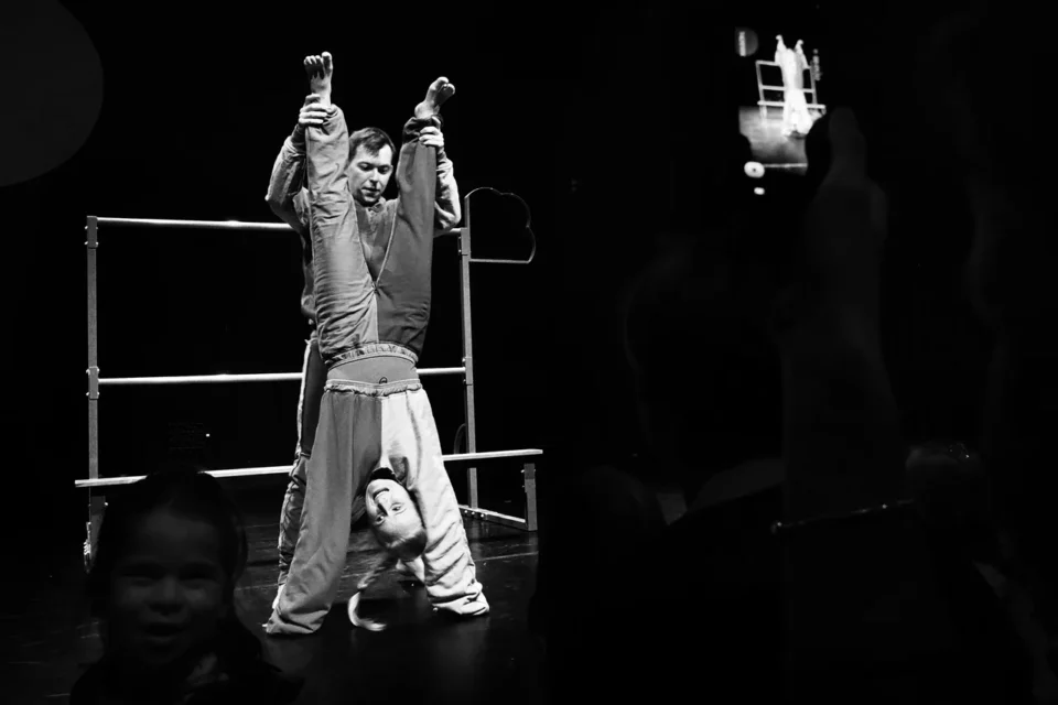 20 02 2016 LUBLIN TEATR STARY SPEKTAKL DLA DZIECI DO GORY NOGAMI TEATR ATOFRI POZNAN FOT DOROTA AWIORKO