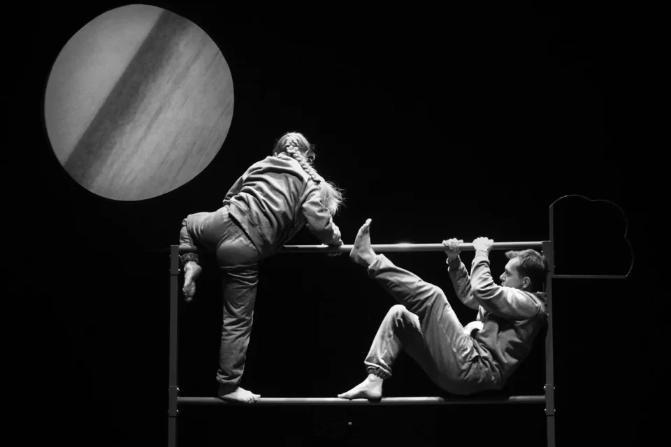 20 02 2016 LUBLIN TEATR STARY SPEKTAKL DLA DZIECI DO GORY NOGAMI TEATR ATOFRI POZNAN FOT DOROTA AWIORKO