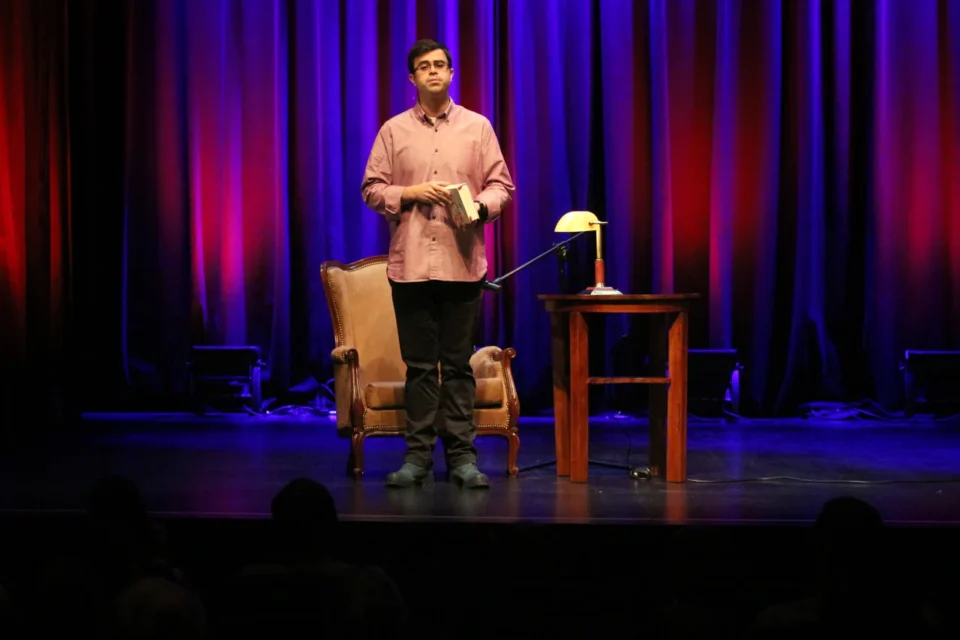 28 10 2012 LUBLIN TEATR STARY BAJKOWA NIEDZIELA PRZYGODY MIKOLAJKA CZYTA PIOTR GAJOS FOT DOROTA AWIORKO - KLIMEK