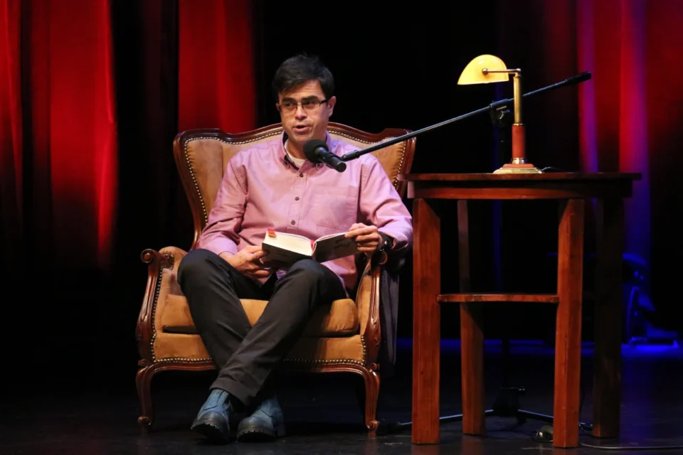 28 10 2012 LUBLIN TEATR STARY BAJKOWA NIEDZIELA PRZYGODY MIKOLAJKA CZYTA PIOTR GAJOS FOT DOROTA AWIORKO - KLIMEK