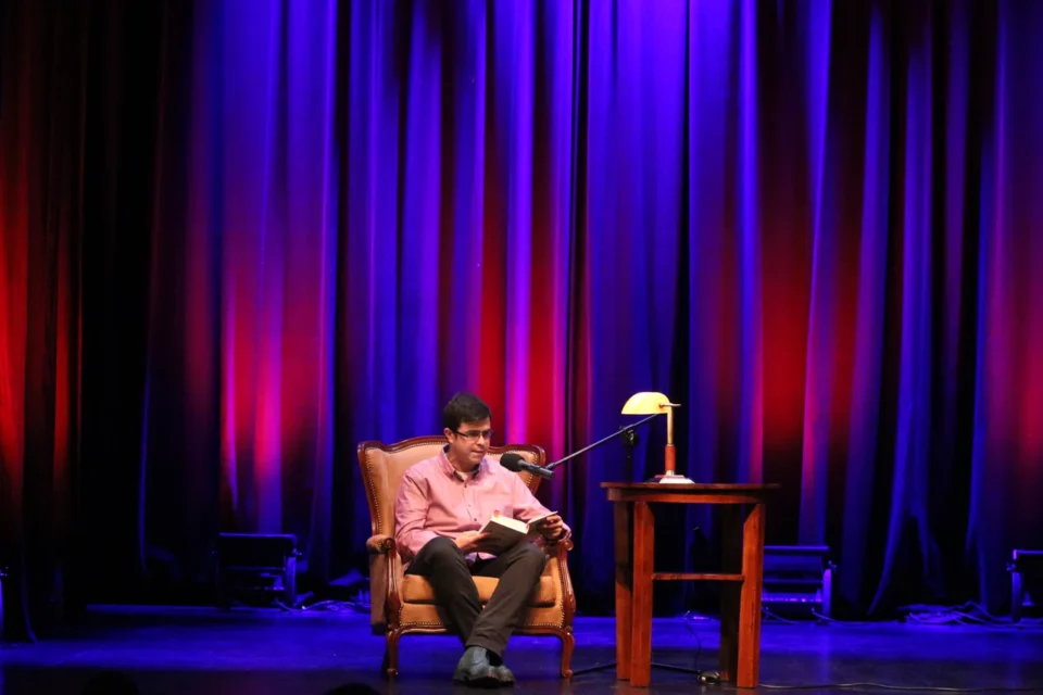 28 10 2012 LUBLIN TEATR STARY BAJKOWA NIEDZIELA PRZYGODY MIKOLAJKA CZYTA PIOTR GAJOS FOT DOROTA AWIORKO - KLIMEK