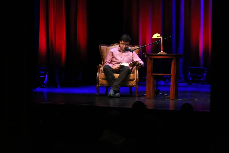 28 10 2012 LUBLIN TEATR STARY BAJKOWA NIEDZIELA PRZYGODY MIKOLAJKA CZYTA PIOTR GAJOS FOT DOROTA AWIORKO - KLIMEK