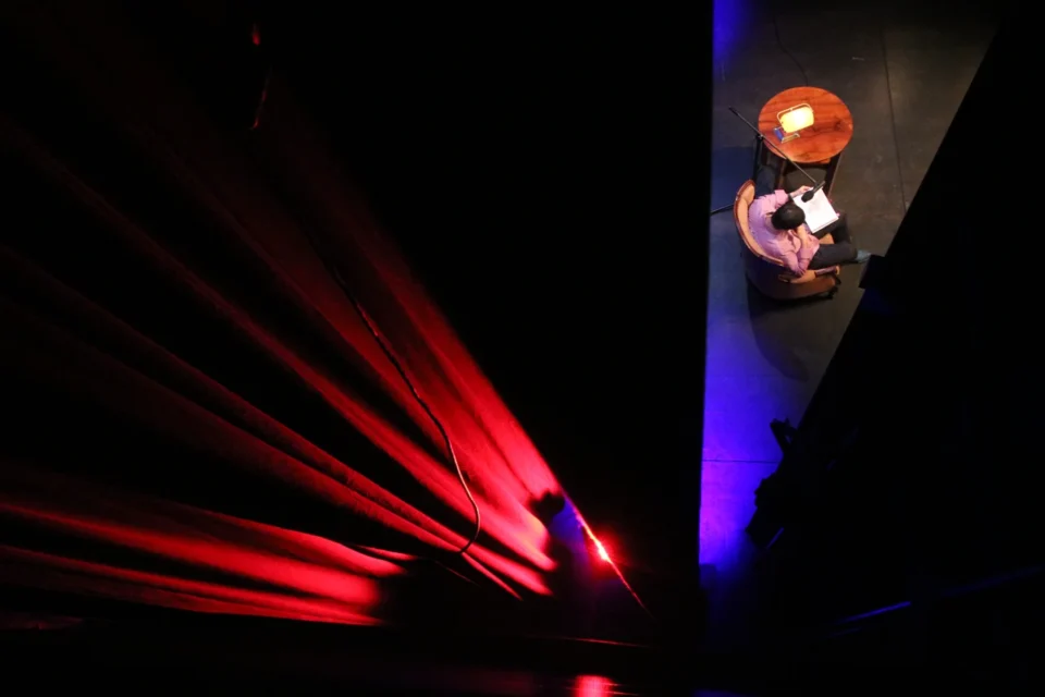 28 10 2012 LUBLIN TEATR STARY BAJKOWA NIEDZIELA PRZYGODY MIKOLAJKA CZYTA PIOTR GAJOS FOT DOROTA AWIORKO - KLIMEK