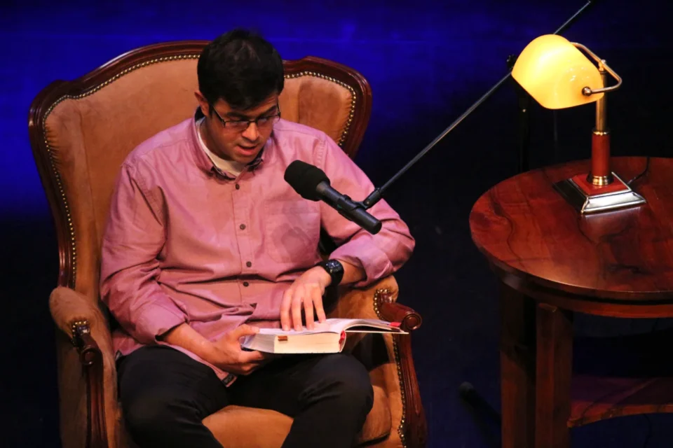 28 10 2012 LUBLIN TEATR STARY BAJKOWA NIEDZIELA PRZYGODY MIKOLAJKA CZYTA PIOTR GAJOS FOT DOROTA AWIORKO - KLIMEK