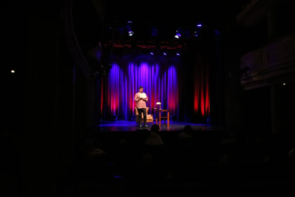 28 10 2012 LUBLIN TEATR STARY BAJKOWA NIEDZIELA PRZYGODY MIKOLAJKA CZYTA PIOTR GAJOS FOT DOROTA AWIORKO - KLIMEK