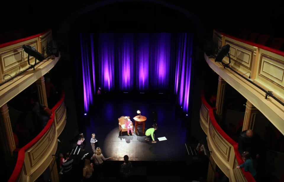 25 01 2015 LUBLIN UL JEZUICKA TEATR STARY BAJKOWA NIEDZIELA CZYTA MALGORZATA ADAMCZYK FOT WOJCIECH NIESPIALOWSKI / TS