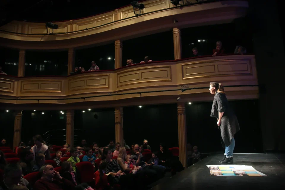 25 01 2015 LUBLIN UL JEZUICKA TEATR STARY BAJKOWA NIEDZIELA CZYTA MALGORZATA ADAMCZYK FOT WOJCIECH NIESPIALOWSKI / TS