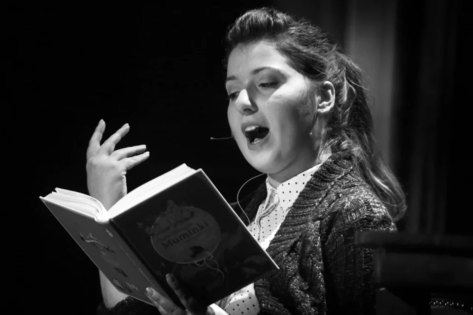 25 01 2015 LUBLIN UL JEZUICKA TEATR STARY BAJKOWA NIEDZIELA CZYTA MALGORZATA ADAMCZYK FOT WOJCIECH NIESPIALOWSKI / TS