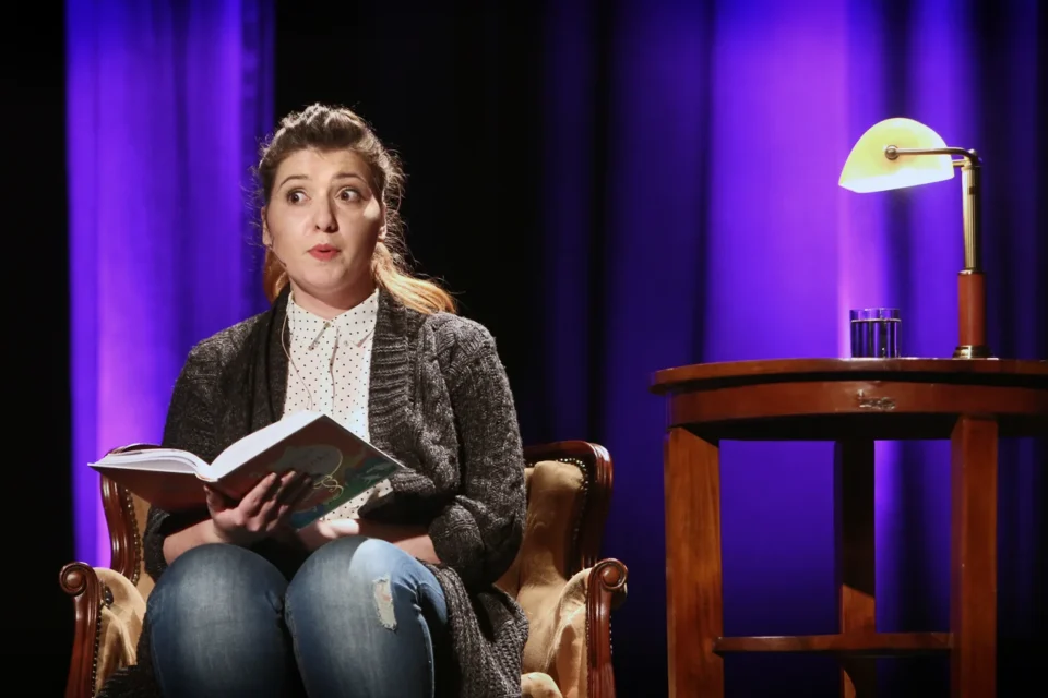 25 01 2015 LUBLIN UL JEZUICKA TEATR STARY BAJKOWA NIEDZIELA CZYTA MALGORZATA ADAMCZYK FOT WOJCIECH NIESPIALOWSKI / TS