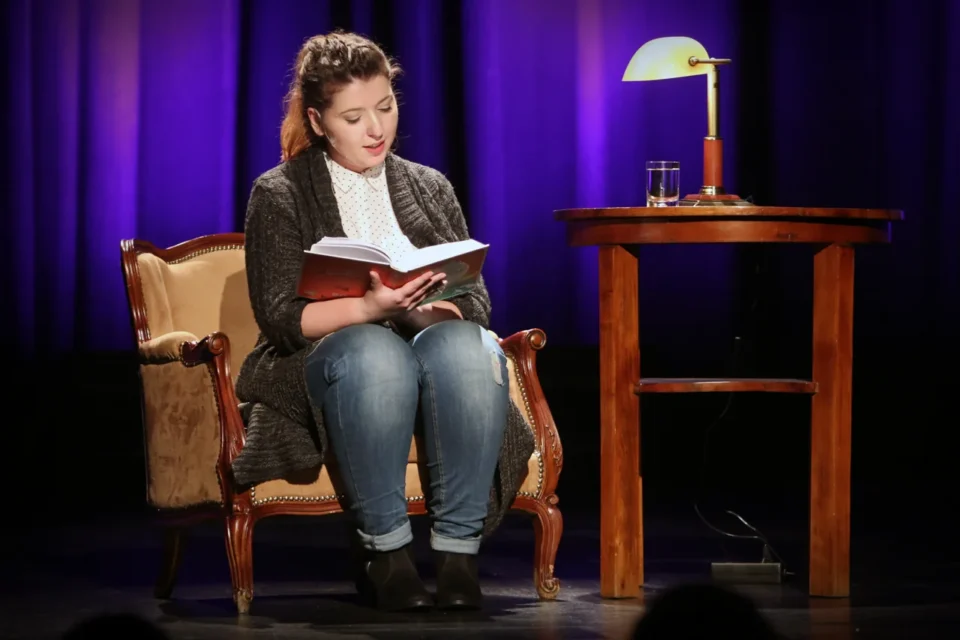 25 01 2015 LUBLIN UL JEZUICKA TEATR STARY BAJKOWA NIEDZIELA CZYTA MALGORZATA ADAMCZYK FOT WOJCIECH NIESPIALOWSKI / TS