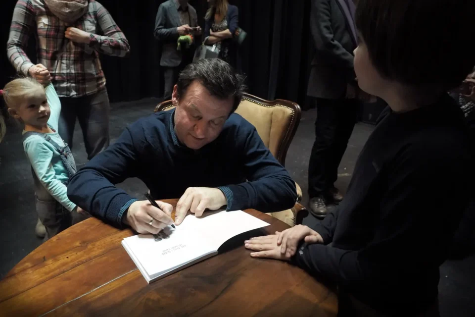 22 03 2015 LUBLIN UL JEZUICKA TEATR STARY BAJKOWA NIEDZIELA BAJKI CZYTAL ROBERT WIECKIEWICZ FOT WOJCIECH NIESPIALOWSKI / TS