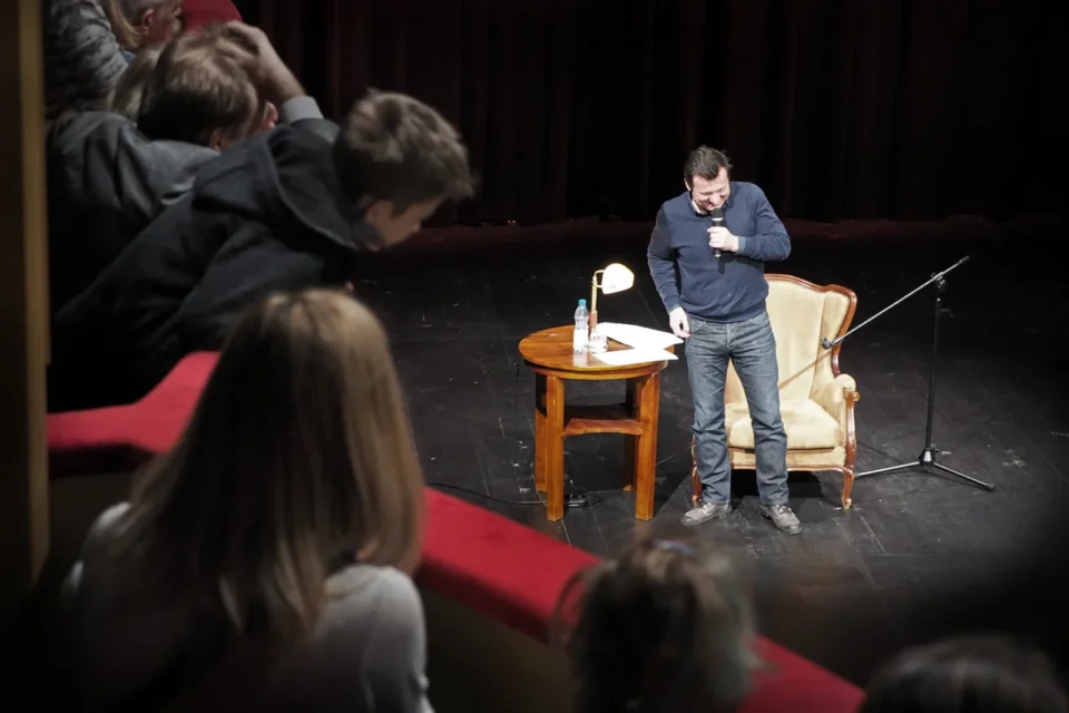 22 03 2015 LUBLIN UL JEZUICKA TEATR STARY BAJKOWA NIEDZIELA BAJKI CZYTAL ROBERT WIECKIEWICZ FOT WOJCIECH NIESPIALOWSKI / TS *** Local Caption *** TS