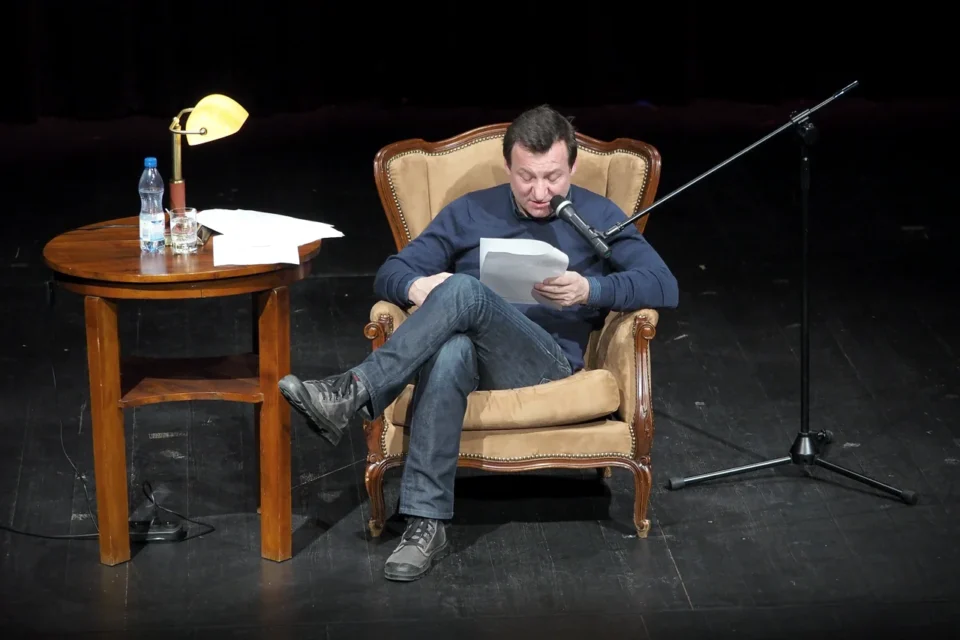 22 03 2015 LUBLIN UL JEZUICKA TEATR STARY BAJKOWA NIEDZIELA BAJKI CZYTAL ROBERT WIECKIEWICZ FOT WOJCIECH NIESPIALOWSKI / TS