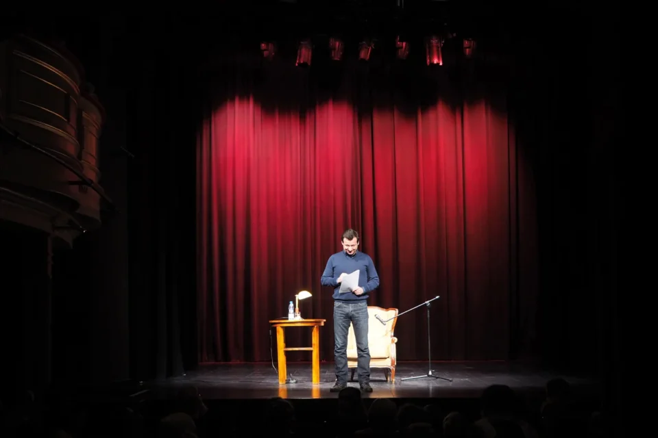 22 03 2015 LUBLIN UL JEZUICKA TEATR STARY BAJKOWA NIEDZIELA BAJKI CZYTAL ROBERT WIECKIEWICZ FOT WOJCIECH NIESPIALOWSKI / TS *** Local Caption *** TS