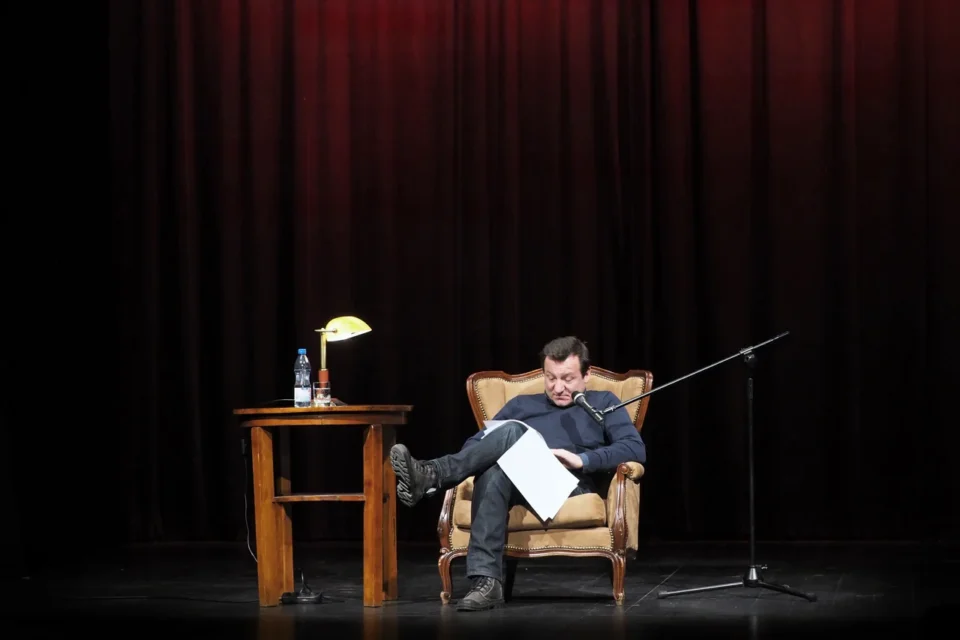 22 03 2015 LUBLIN UL JEZUICKA TEATR STARY BAJKOWA NIEDZIELA BAJKI CZYTAL ROBERT WIECKIEWICZ FOT WOJCIECH NIESPIALOWSKI / TS *** Local Caption *** TS