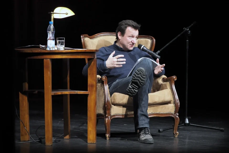 22 03 2015 LUBLIN UL JEZUICKA TEATR STARY BAJKOWA NIEDZIELA BAJKI CZYTAL ROBERT WIECKIEWICZ FOT WOJCIECH NIESPIALOWSKI / TS *** Local Caption *** TS