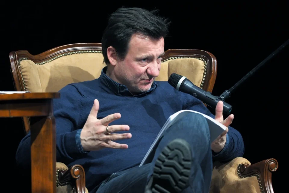 22 03 2015 LUBLIN UL JEZUICKA TEATR STARY BAJKOWA NIEDZIELA BAJKI CZYTAL ROBERT WIECKIEWICZ FOT WOJCIECH NIESPIALOWSKI / TS