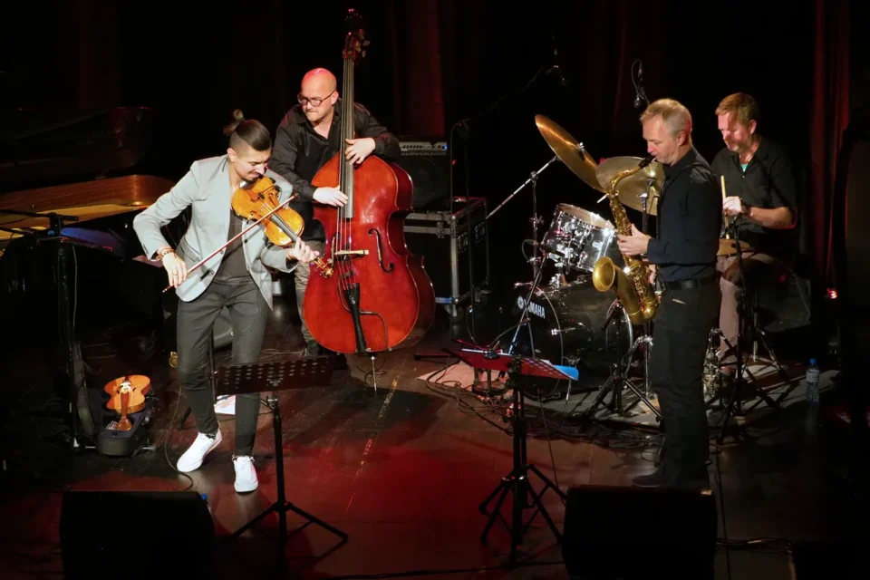 OLYMPUS DIGITAL CAMERA