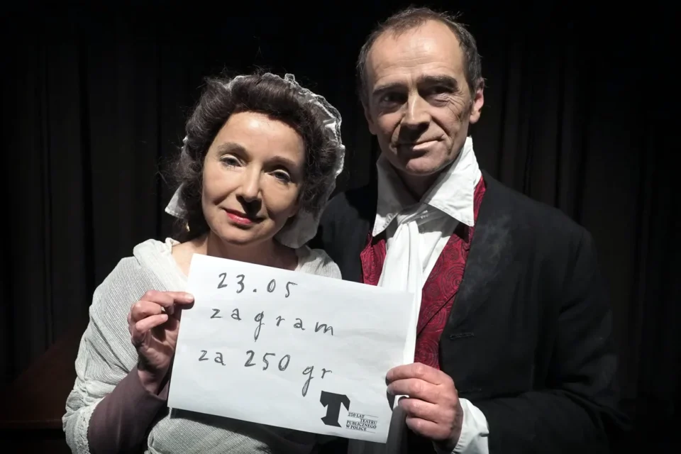 23 05 2015 LUBLIN UL JEZUICKA SPEKTAKL ZA 250 GROSZY - PAN BARON PRZYCHODZI BOSO I PLACI GUZIKIEM FOT WOJCIECH NIESPIALOWSKI / TS