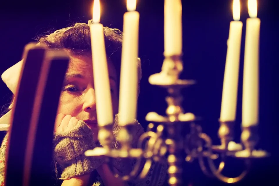 23 05 2015 LUBLIN UL JEZUICKA SPEKTAKL ZA 250 GROSZY - PAN BARON PRZYCHODZI BOSO I PLACI GUZIKIEM FOT WOJCIECH NIESPIALOWSKI / TS