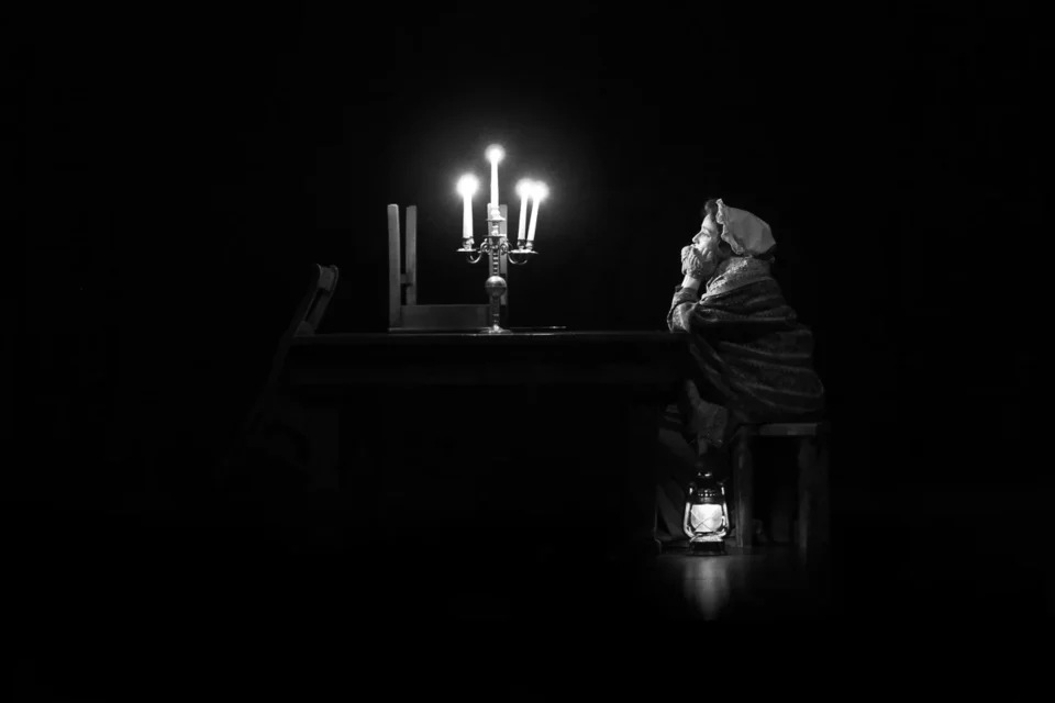 23 05 2015 LUBLIN UL JEZUICKA SPEKTAKL ZA 250 GROSZY - PAN BARON PRZYCHODZI BOSO I PLACI GUZIKIEM FOT WOJCIECH NIESPIALOWSKI / TS