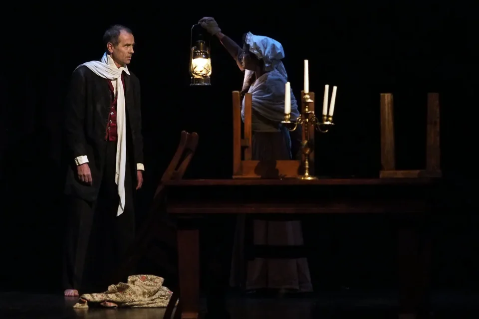 23 05 2015 LUBLIN UL JEZUICKA SPEKTAKL ZA 250 GROSZY - PAN BARON PRZYCHODZI BOSO I PLACI GUZIKIEM FOT WOJCIECH NIESPIALOWSKI / TS