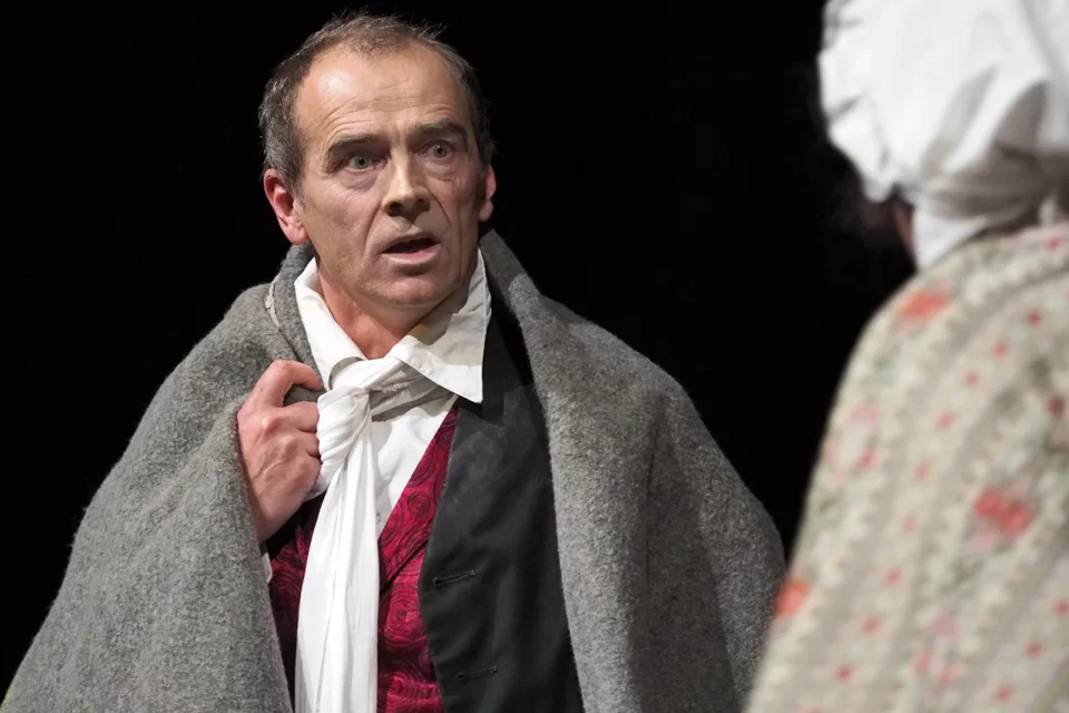 23 05 2015 LUBLIN UL JEZUICKA SPEKTAKL ZA 250 GROSZY - PAN BARON PRZYCHODZI BOSO I PLACI GUZIKIEM FOT WOJCIECH NIESPIALOWSKI / TS