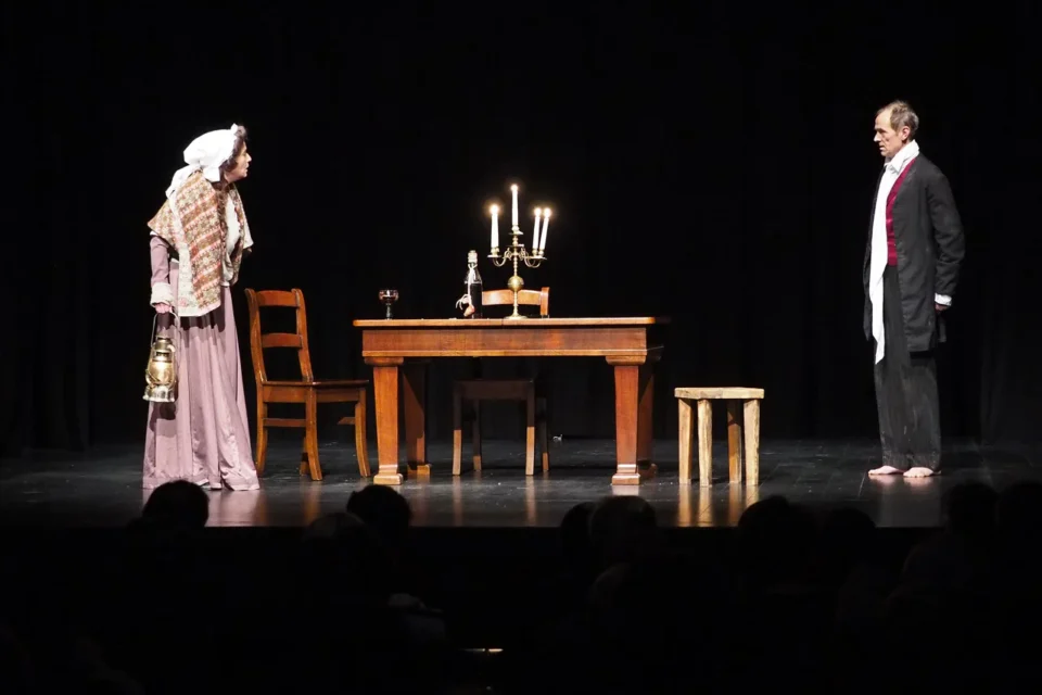 23 05 2015 LUBLIN UL JEZUICKA SPEKTAKL ZA 250 GROSZY - PAN BARON PRZYCHODZI BOSO I PLACI GUZIKIEM FOT WOJCIECH NIESPIALOWSKI / TS