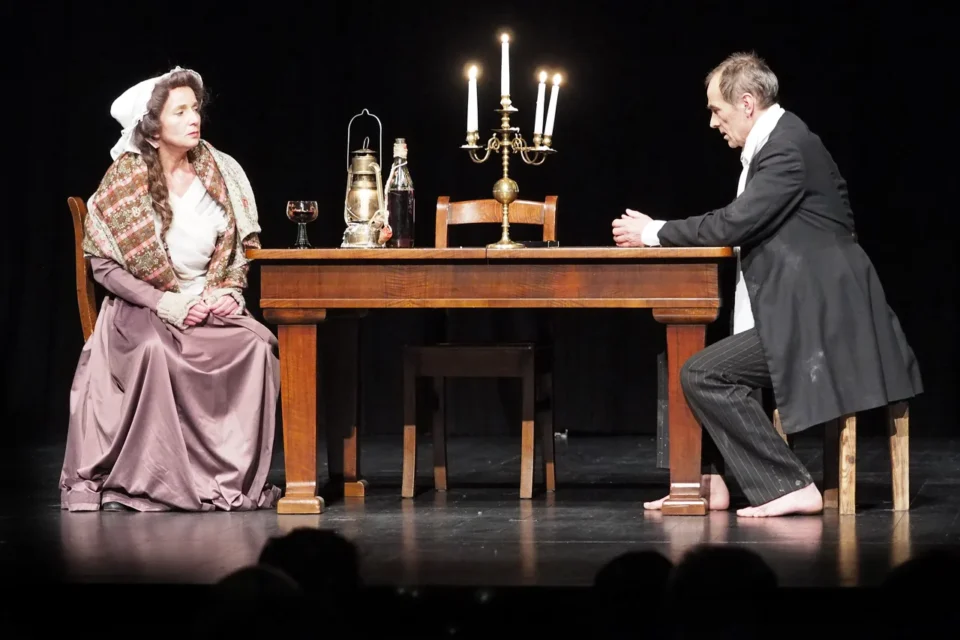 23 05 2015 LUBLIN UL JEZUICKA SPEKTAKL ZA 250 GROSZY - PAN BARON PRZYCHODZI BOSO I PLACI GUZIKIEM FOT WOJCIECH NIESPIALOWSKI / TS