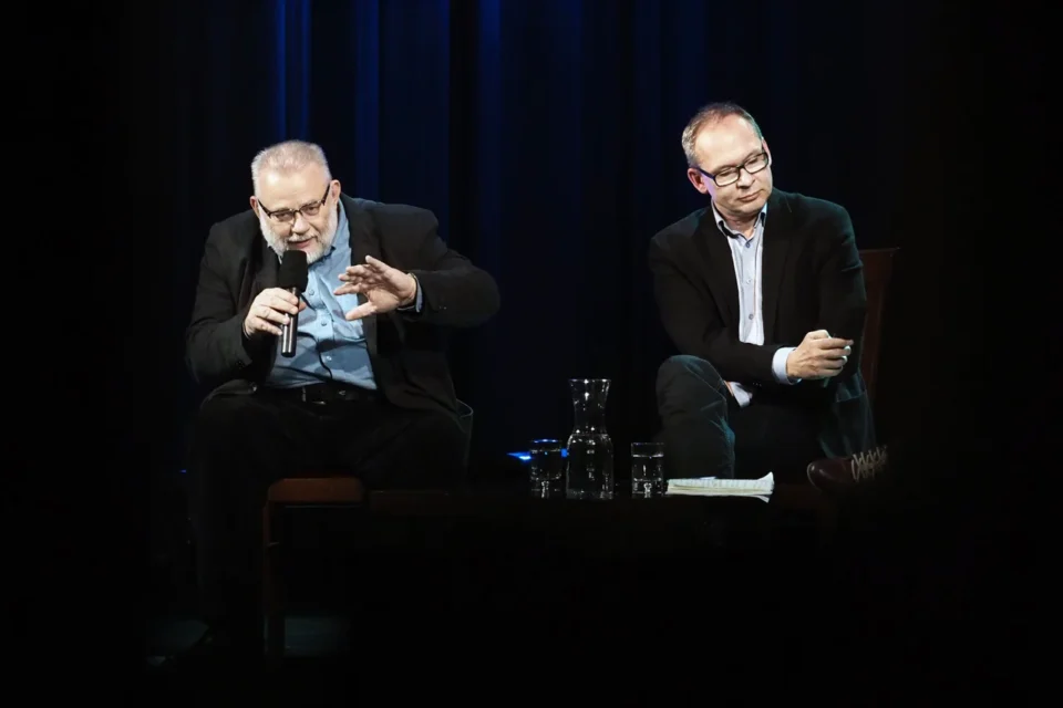 OLYMPUS DIGITAL CAMERA          20 101 2016 UL JEZUICKA LUBLIN TEATR STARY BITWA O KULTURE SWIAT SZUKA ZAPOMNIANYCH Jacek Sieradzki I Jacek Kopcinski