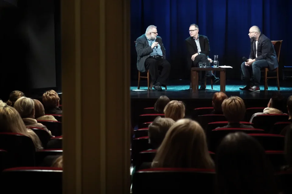 OLYMPUS DIGITAL CAMERA          20 101 2016 UL JEZUICKA LUBLIN TEATR STARY BITWA O KULTURE SWIAT SZUKA ZAPOMNIANYCH Jacek Sieradzki I Jacek Kopcinski