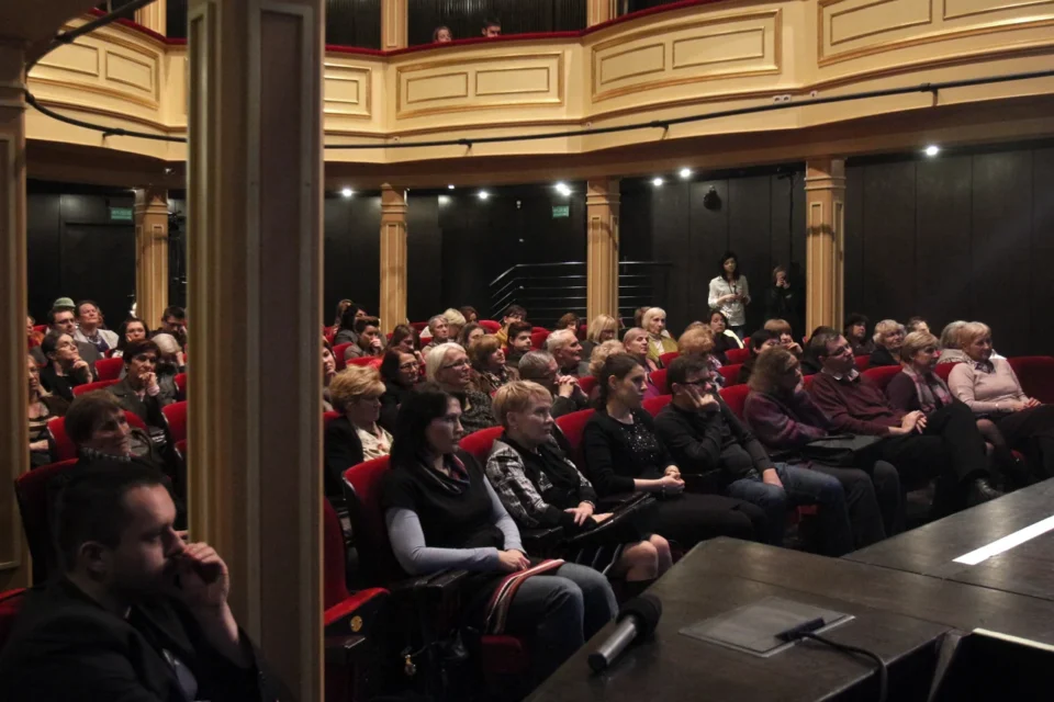 29 01 2013 LUBLIN TEATR STARY BITWA O LITERATURE CZY LITERATURA MA SENS  FOT PROWADZENIE GRAZYNA LUTOSLAWSKA GOSC MAREK BINCZYK DOROTA AWIORKO - KLIMEK