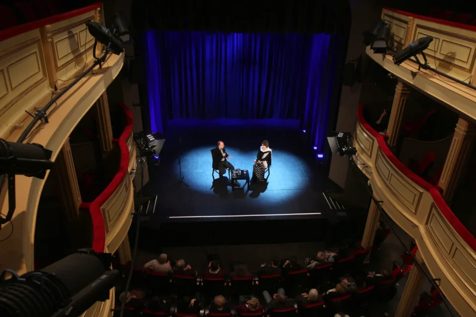 29 01 2013 LUBLIN TEATR STARY BITWA O LITERATURE CZY LITERATURA MA SENS  FOT PROWADZENIE GRAZYNA LUTOSLAWSKA GOSC MAREK BINCZYK DOROTA AWIORKO - KLIMEK