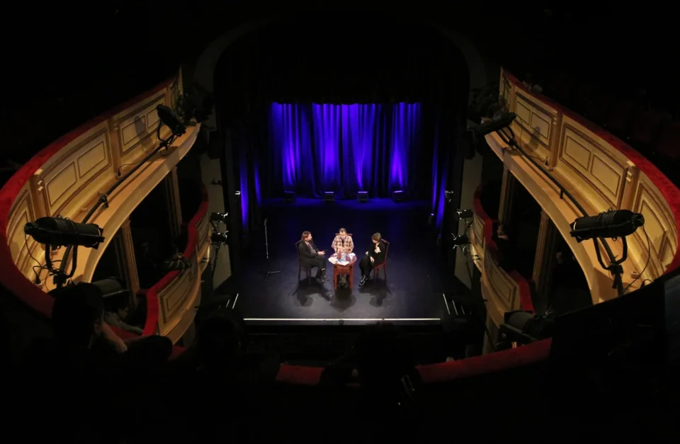 04 12 2012 LUBLIN UL JEZUICKA TEATR STARY BITWA O LITERATURE SZTUKMISTRZ Z LUBLINA ODWIEDZA SKLEPY CYNAMONOWE FOT WOJCIECH NIESPIALOWSKI *** Local Caption *** Prowadzenie: Grażyna Lutosławska