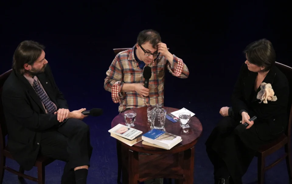 04 12 2012 LUBLIN UL JEZUICKA TEATR STARY BITWA O LITERATURE SZTUKMISTRZ Z LUBLINA ODWIEDZA SKLEPY CYNAMONOWE FOT WOJCIECH NIESPIALOWSKI *** Local Caption *** Prowadzenie: Grażyna Lutosławska