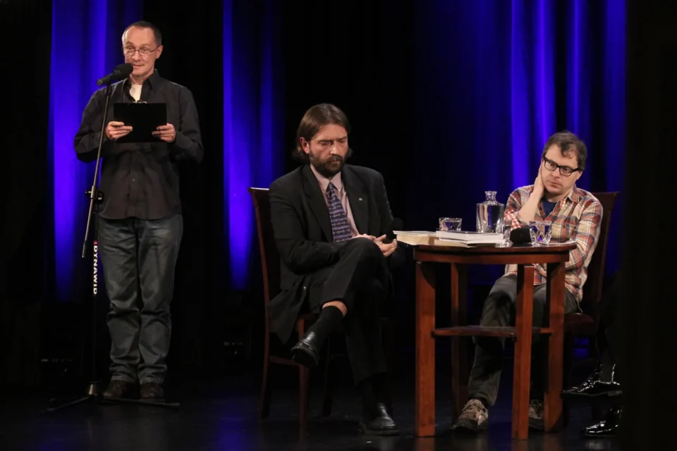 04 12 2012 LUBLIN UL JEZUICKA TEATR STARY BITWA O LITERATURE SZTUKMISTRZ Z LUBLINA ODWIEDZA SKLEPY CYNAMONOWE FOT WOJCIECH NIESPIALOWSKI *** Local Caption *** Prowadzenie: Grażyna Lutosławska