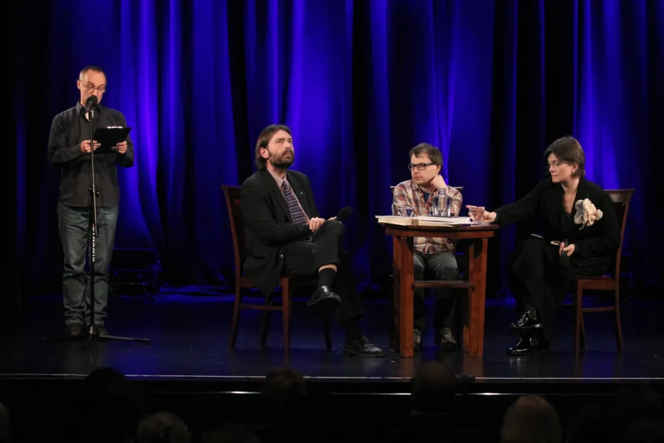 04 12 2012 LUBLIN UL JEZUICKA TEATR STARY BITWA O LITERATURE SZTUKMISTRZ Z LUBLINA ODWIEDZA SKLEPY CYNAMONOWE FOT WOJCIECH NIESPIALOWSKI *** Local Caption *** Prowadzenie: Grażyna Lutosławska