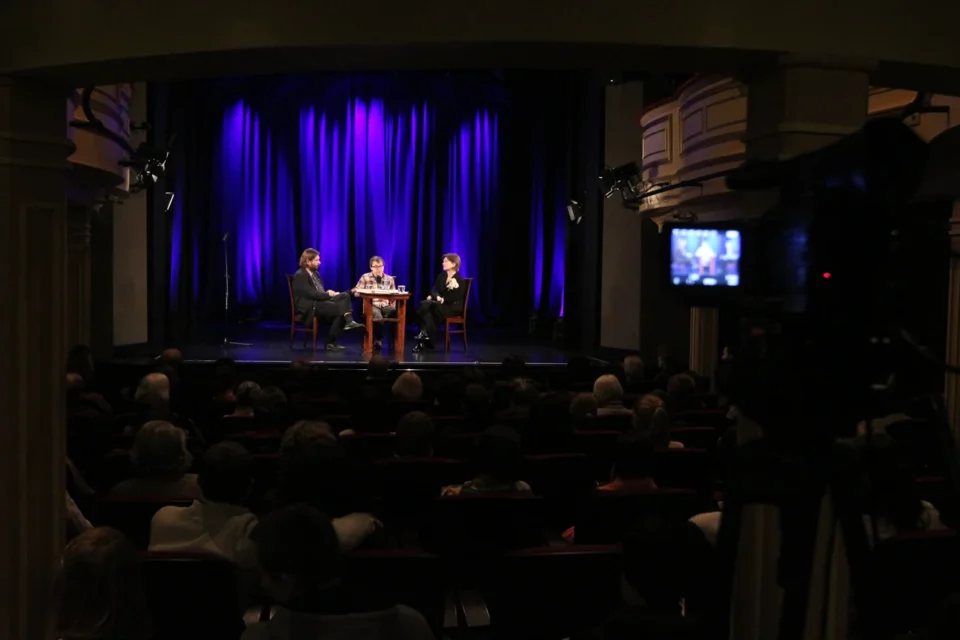 04 12 2012 LUBLIN UL JEZUICKA TEATR STARY BITWA O LITERATURE SZTUKMISTRZ Z LUBLINA ODWIEDZA SKLEPY CYNAMONOWE FOT WOJCIECH NIESPIALOWSKI *** Local Caption *** Prowadzenie: Grażyna Lutosławska