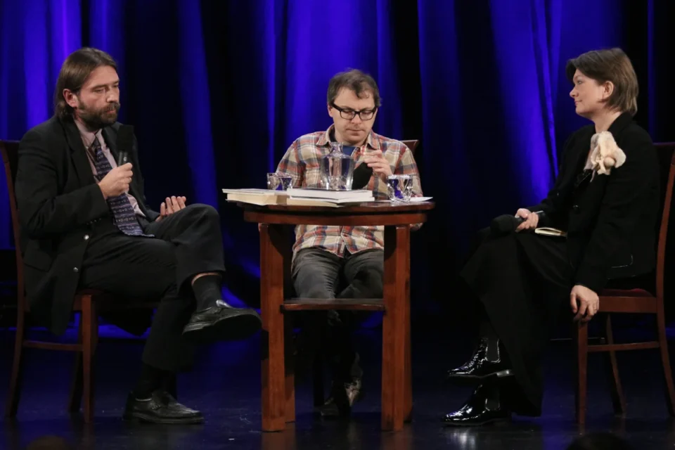 04 12 2012 LUBLIN UL JEZUICKA TEATR STARY BITWA O LITERATURE SZTUKMISTRZ Z LUBLINA ODWIEDZA SKLEPY CYNAMONOWE FOT WOJCIECH NIESPIALOWSKI *** Local Caption *** Prowadzenie: Grażyna Lutosławska