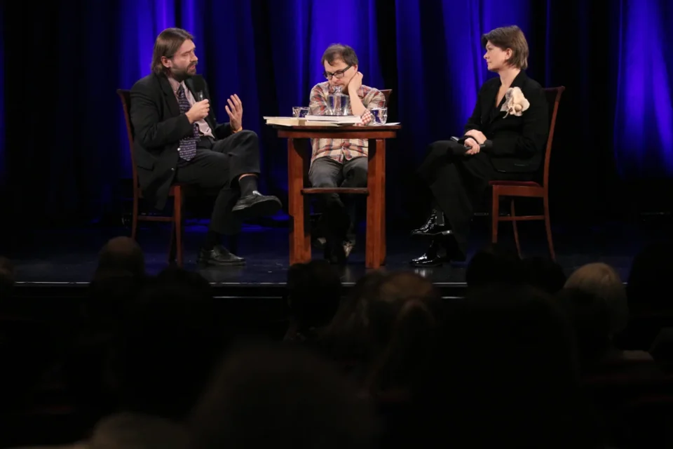 04 12 2012 LUBLIN UL JEZUICKA TEATR STARY BITWA O LITERATURE SZTUKMISTRZ Z LUBLINA ODWIEDZA SKLEPY CYNAMONOWE FOT WOJCIECH NIESPIALOWSKI *** Local Caption *** Prowadzenie: Grażyna Lutosławska