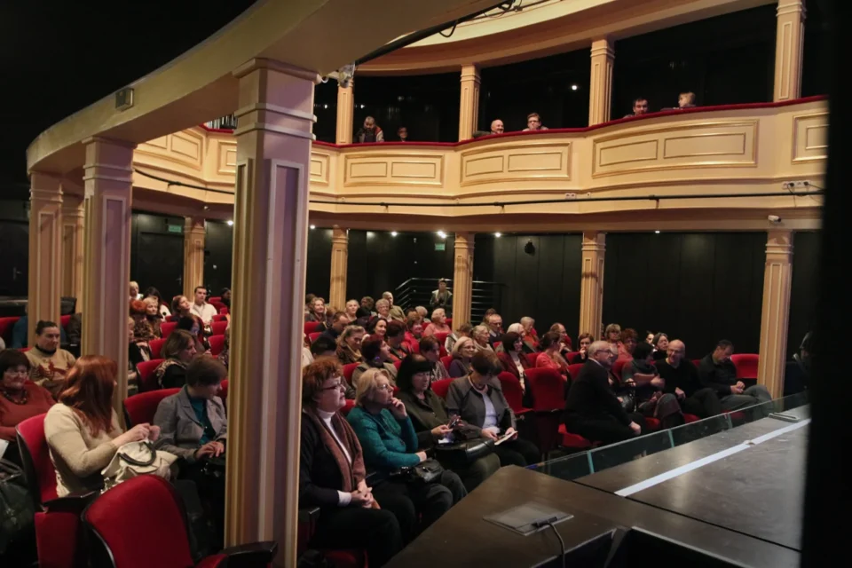 04 12 2012 LUBLIN UL JEZUICKA TEATR STARY BITWA O LITERATURE SZTUKMISTRZ Z LUBLINA ODWIEDZA SKLEPY CYNAMONOWE FOT WOJCIECH NIESPIALOWSKI *** Local Caption *** Prowadzenie: Grażyna Lutosławska