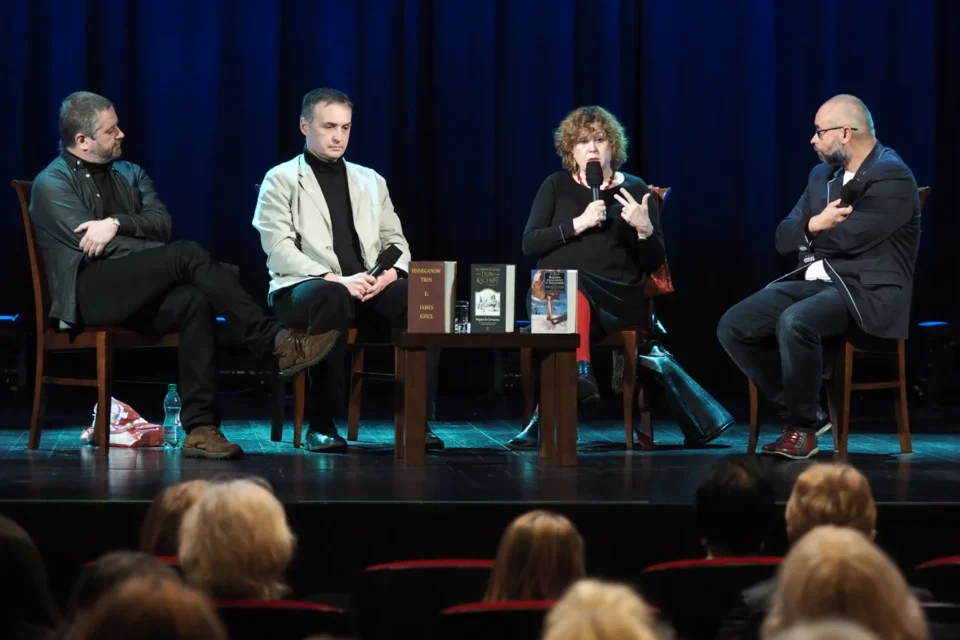 09 02 2016 LUBLIN UL JEZUICKA TEATR STARY BITWA O LITERATURE TEMAT LOST ( AND FOUND ) IN TRANSLATION PROWADZENIE LUKASZ DREWNIAK Z UDZIALEM KRZYSZTOF BARTNICKI WOJCIECH CHARCHALIS ANNA WASILEWSKA FOT WOJCIECH NIESPIALOWSKI / TS