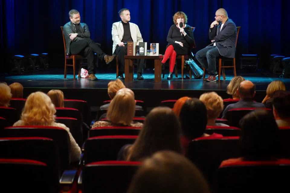 09 02 2016 LUBLIN UL JEZUICKA TEATR STARY BITWA O LITERATURE TEMAT LOST ( AND FOUND ) IN TRANSLATION PROWADZENIE LUKASZ DREWNIAK Z UDZIALEM KRZYSZTOF BARTNICKI WOJCIECH CHARCHALIS ANNA WASILEWSKA FOT WOJCIECH NIESPIALOWSKI / TS