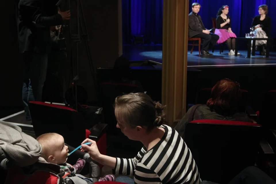 16 04 2013 LUBLIN UL JEZUICKA TEATR STARY BITWA O LITERATURE PROWADZENIE : GRAZYNA LUTOSLAWSKA GOSCIE : SYLWIA CHUTNIK I MAREK KOCHAN FOT WOJCIECH NIESPIALOWSKI