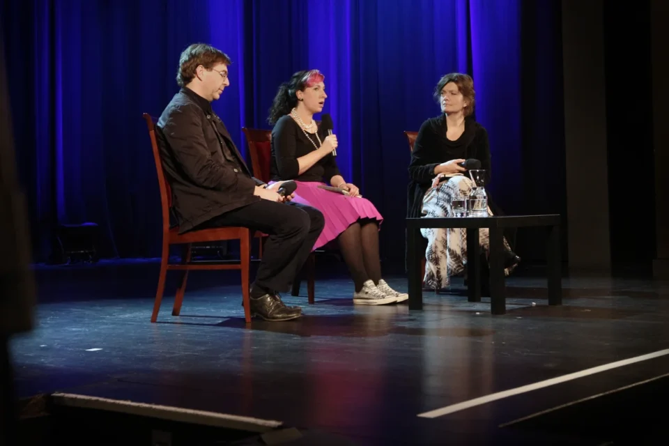 16 04 2013 LUBLIN UL JEZUICKA TEATR STARY BITWA O LITERATURE PROWADZENIE : GRAZYNA LUTOSLAWSKA GOSCIE : SYLWIA CHUTNIK I MAREK KOCHAN FOT WOJCIECH NIESPIALOWSKI