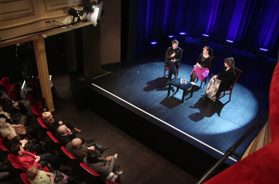 16 04 2013 LUBLIN UL JEZUICKA TEATR STARY BITWA O LITERATURE PROWADZENIE : GRAZYNA LUTOSLAWSKA GOSCIE : SYLWIA CHUTNIK I MAREK KOCHAN FOT WOJCIECH NIESPIALOWSKI