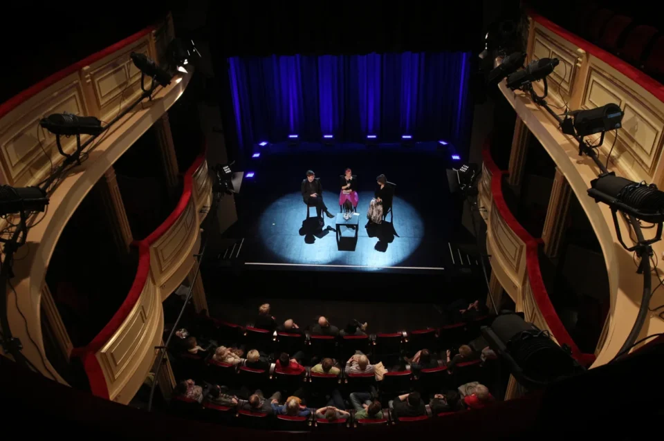 16 04 2013 LUBLIN UL JEZUICKA TEATR STARY BITWA O LITERATURE PROWADZENIE : GRAZYNA LUTOSLAWSKA GOSCIE : SYLWIA CHUTNIK I MAREK KOCHAN FOT WOJCIECH NIESPIALOWSKI