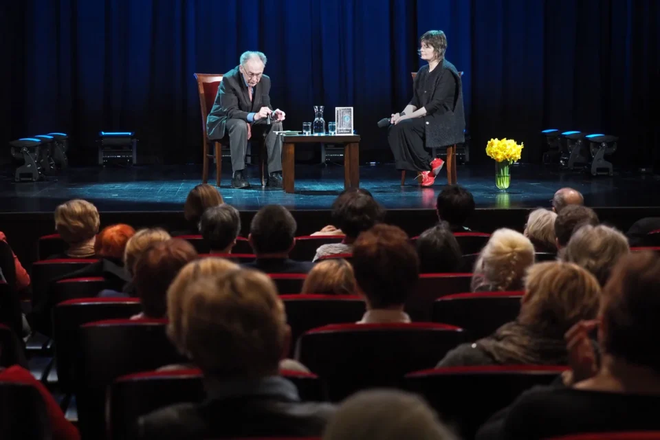 19 04 2016 LUBLIN UL JEZUICKA TEATR STARYBITWA OLITERATURE PROWADZENIE GRAZYNA LUTOSLAWSKA GOSC PROFESOR MICHAL GLOWINSKI FOT WOJCIECH NIESPIALOWSKI