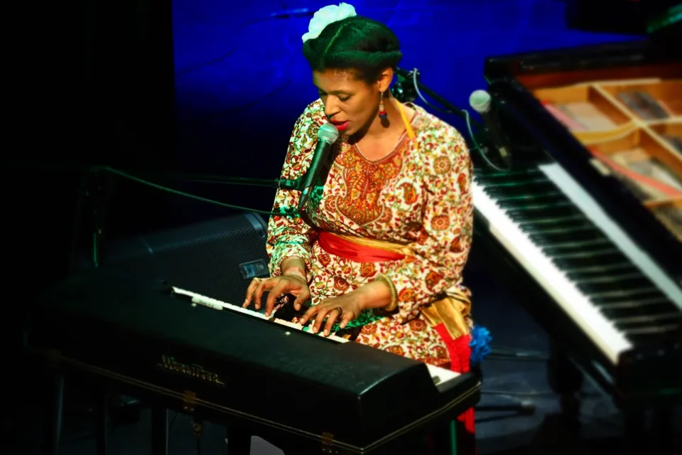 11 11 2015 LUBLIN UL JEZUICKA TEATR STARY KONCERT CARMEN SOUZA & THEO PASCAL „ EPISTOLA " FOT WOJCIECH NIESPIALOWSKI / TS